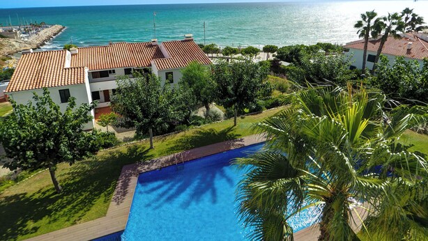 Une propriété située sur la côte, dotée d’une piscine, d’une plage et offrant une vue sur l’océan.