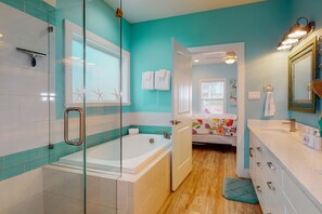 Combined shower/tub, towels