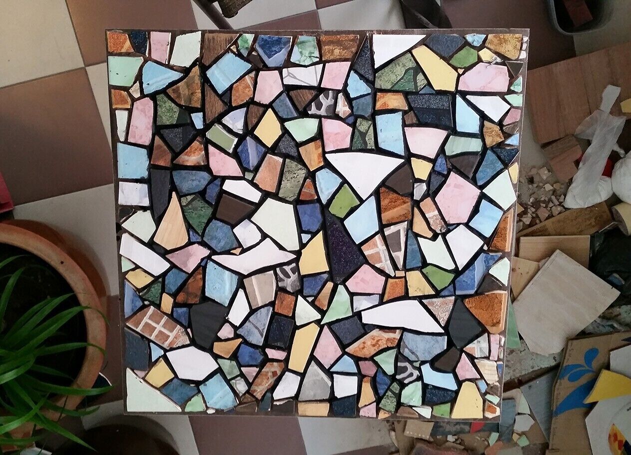 Una obra de arte en mosaico con baldosas de varios colores.