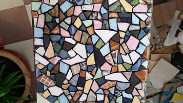 Una obra de arte en mosaico con baldosas de varios colores.