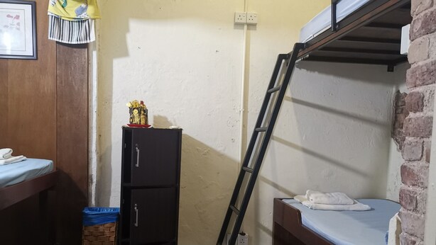 Un dormitorio con literas, un escritorio, un armario y un suelo estampado.