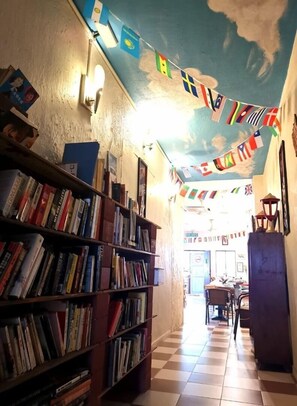 Living area - Sojourn Beds & Cafe - Hostel (Taiping)