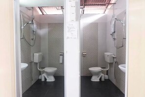 Regadera, pantuflas, bidet, toallas