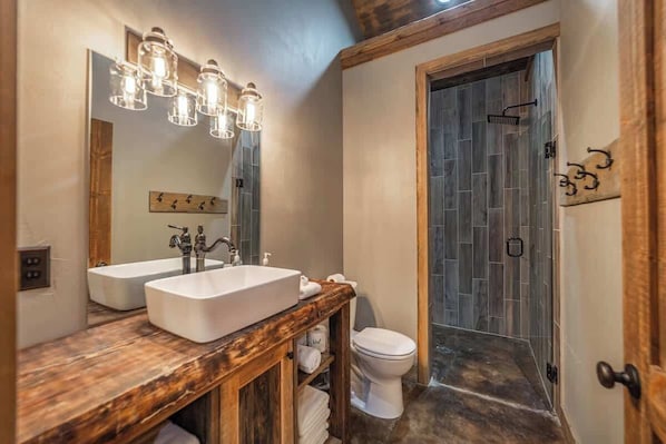 Shower, hair dryer, towels, soap - Perfect For Glacier Adventure 7 mi to GNP- 2BD/1BA (Coram)