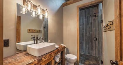 Perfect For Glacier Adventure 7 mi to GNP- 2BD/1BA