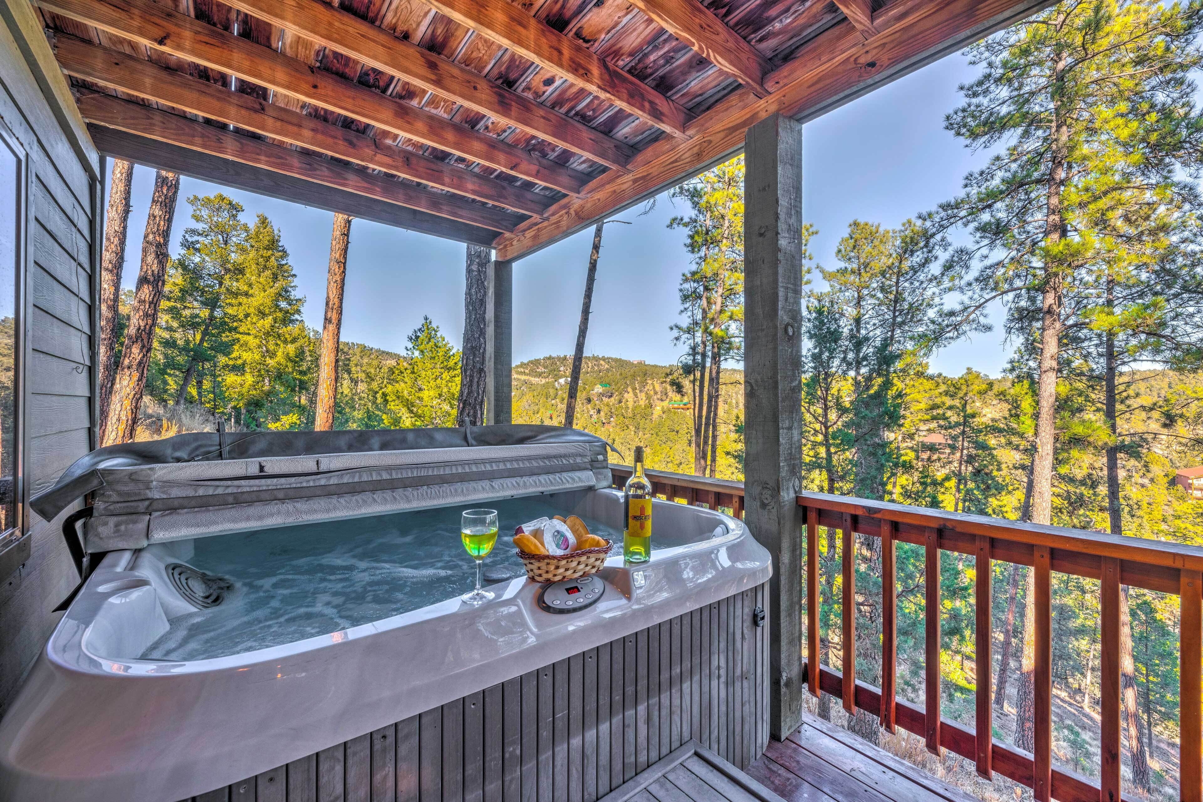 Ruidoso 'Alpine Air Cabin' w/ Mtn Views & Hot Tub!
