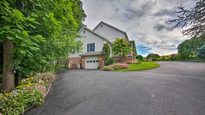Une maison à deux étages avec une allée menant à un garage.