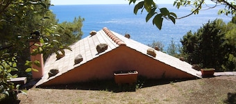 Detached villa, near 5 Terre, sea view, with park and private parking space