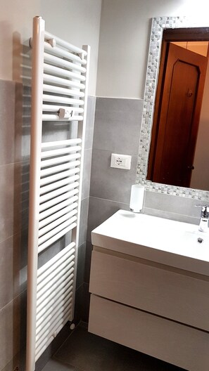 Douche, sèche-cheveux, bidet, serviettes fournies