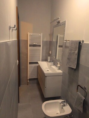 Douche, sĂšche-cheveux, bidet, serviettes fournies