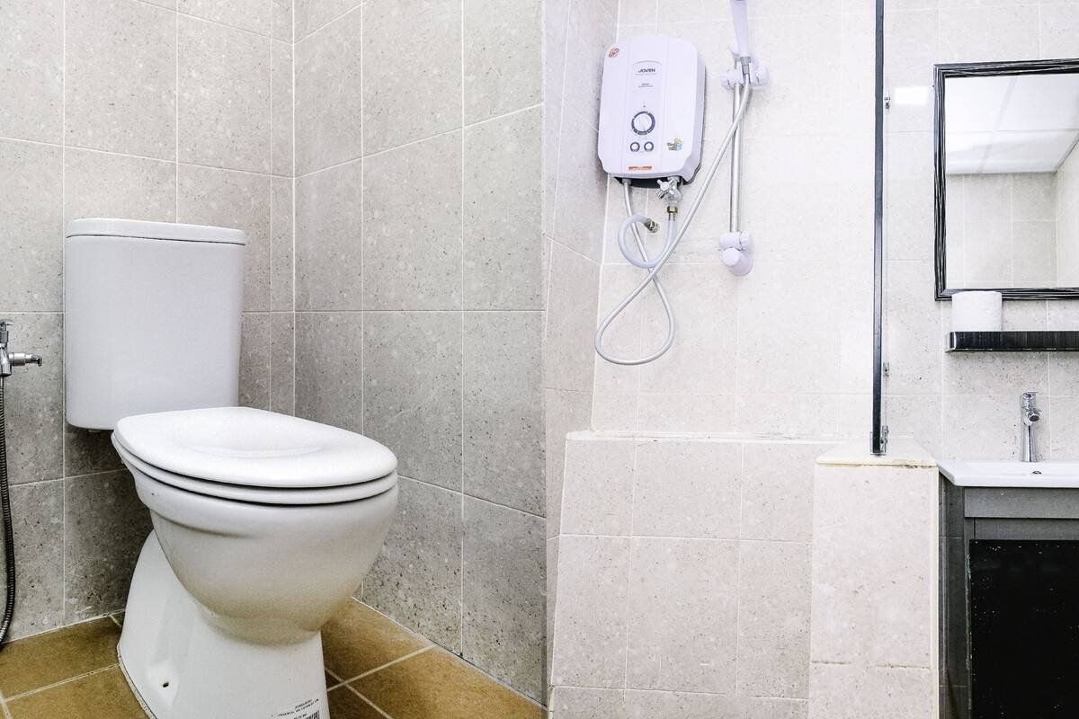 standard single room, 1 single bed, non smoking | bathroom | shower, free toiletries, towels