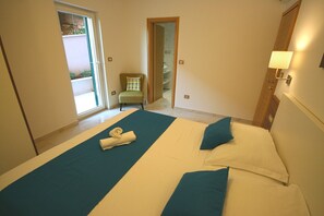 2 bedrooms, iron/ironing board, WiFi, bed sheets