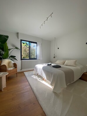 5 bedrooms, iron/ironing board, travel cot, free WiFi