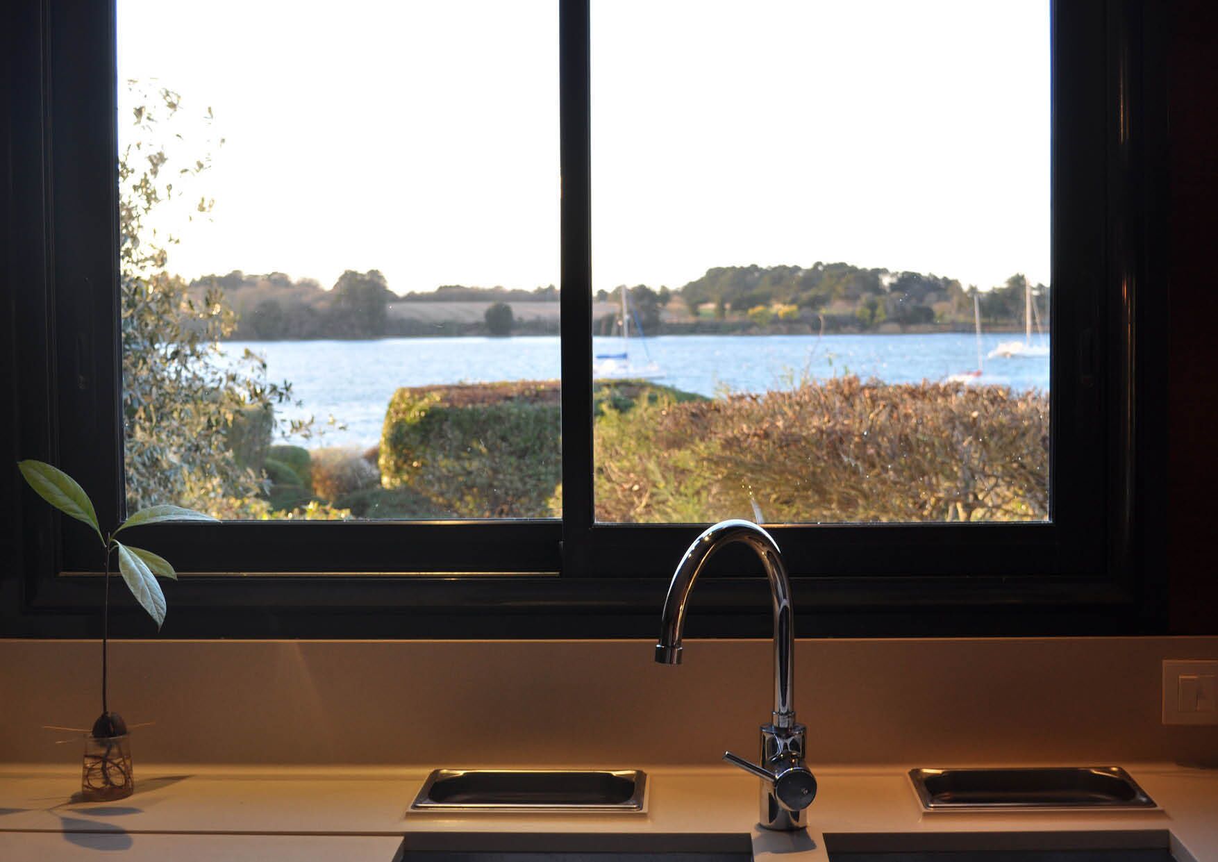 Una cocina con vista a un lago y colinas.