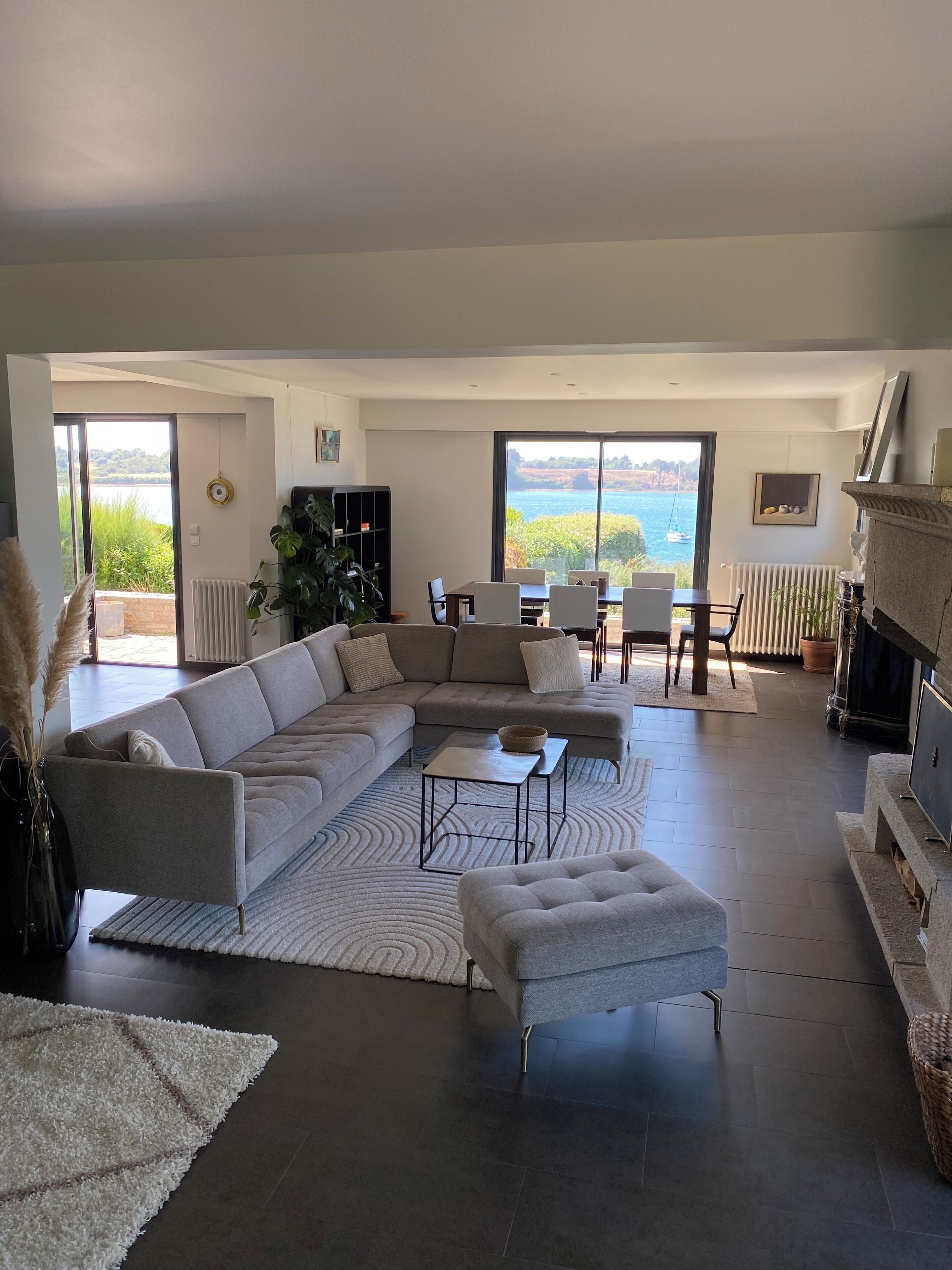 智能電視、壁爐、書籍、音樂庫