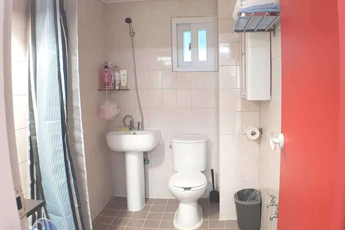 3, 3 Bed Rooms (BBQ not available) | Badezimmer | Dusche, kostenlose Toilettenartikel, Haartrockner, Handtücher