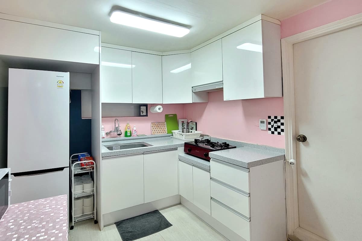 1, 3 Bed Rooms (BBQ not available) | Cuisine privée | Grand réfrigérateur, micro-ondes, plaque de cuisson