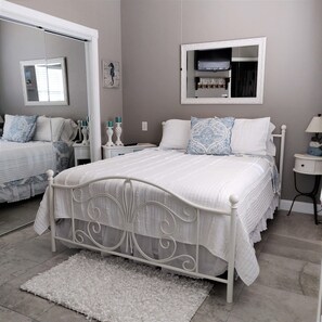1 bedroom, iron/ironing board, free WiFi, bed sheets - Be Happy, Walk to the Beach, Swim in the Pool, Fish from the Packery Channel (Corpus Christi)