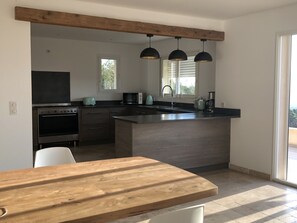 Fridge, microwave, oven, dishwasher - rental villa 270m² on 2 levels air conditioned south corsica in sotta with swimming pool (Sotta)