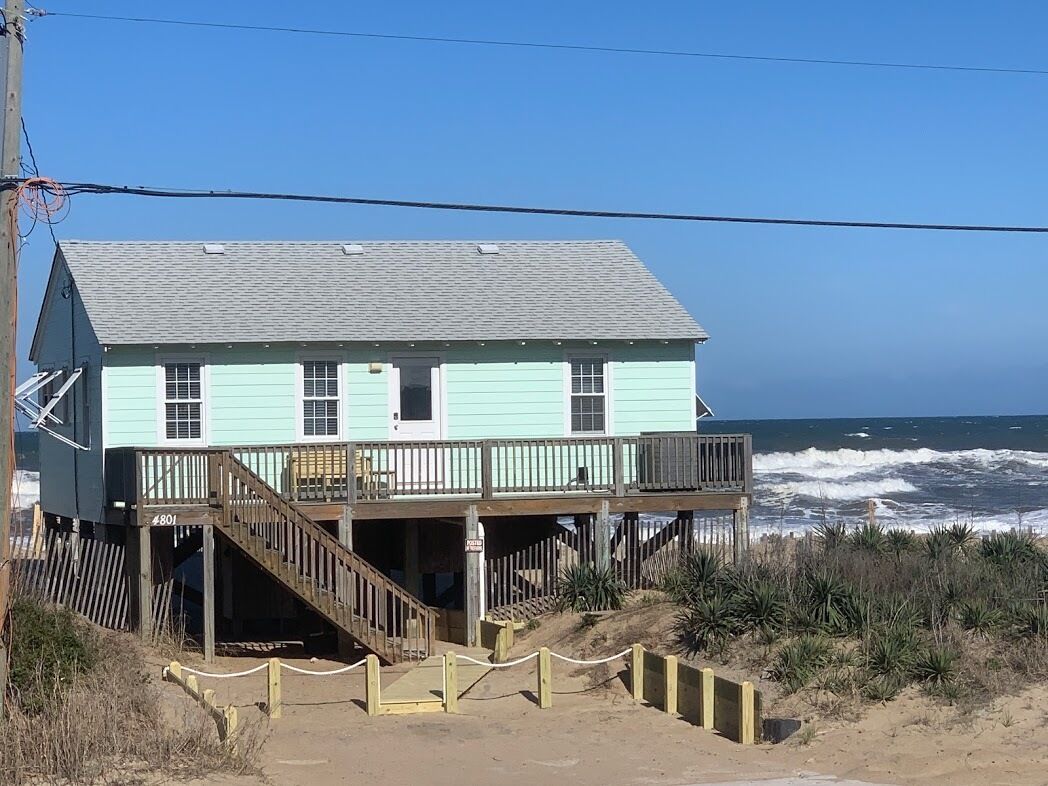 SERENITY AWAITS...AWESOME Reviews-1960's Cozy Ocean-Front and Fido Friendly too!