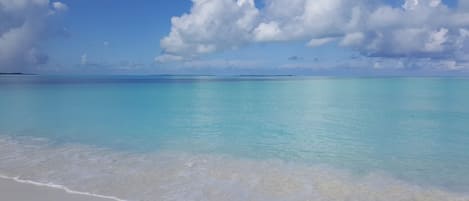 Plage, chaises longues, serviettes de plage