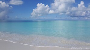 Sur la plage, chaise longue, serviettes de plage