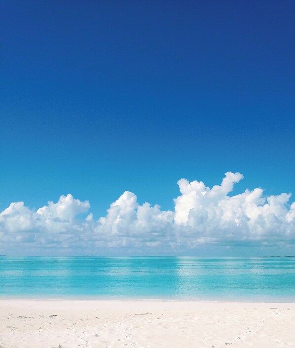 Plage, chaises longues, serviettes de plage