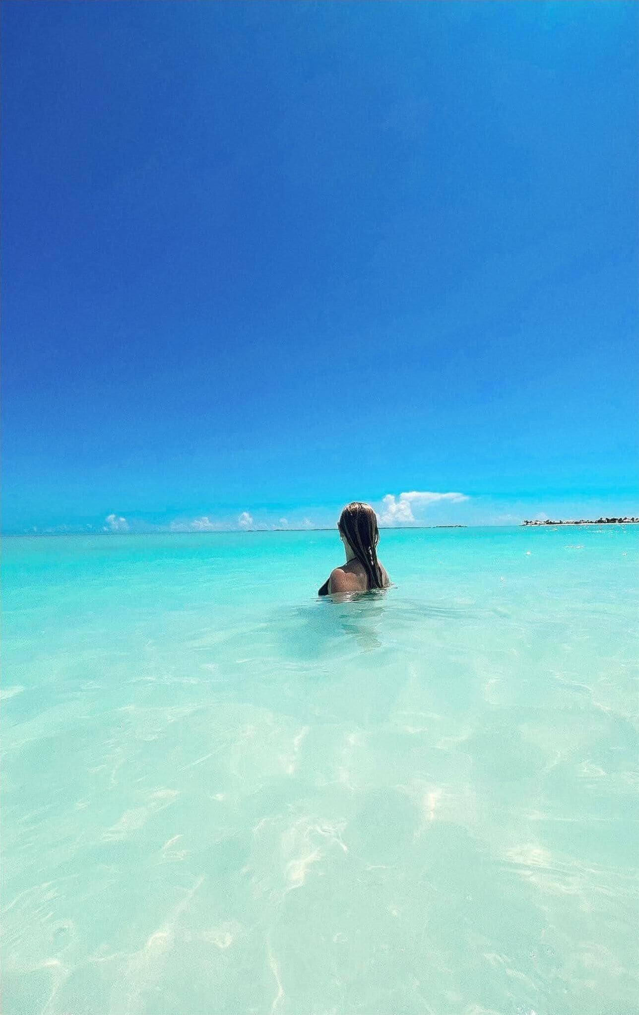 Rannalla, aurinkotuoleja, rantapyyhkeitä