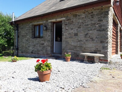 Cosy, smart self-contained stone cottage, 1000 feet up