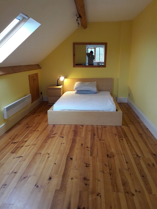 2 makuuhuonetta, työpöytä, silitysrauta/-lauta, ilmainen Wi-Fi