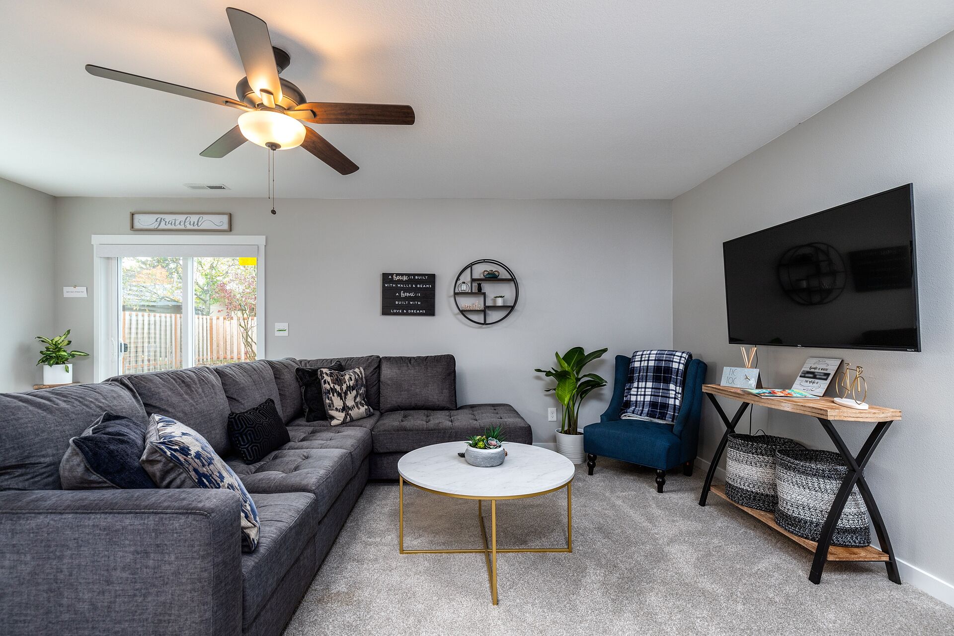 Updated, comfy home with central A/C. Between  DTWN & Multnomah Falls. Near PDX 