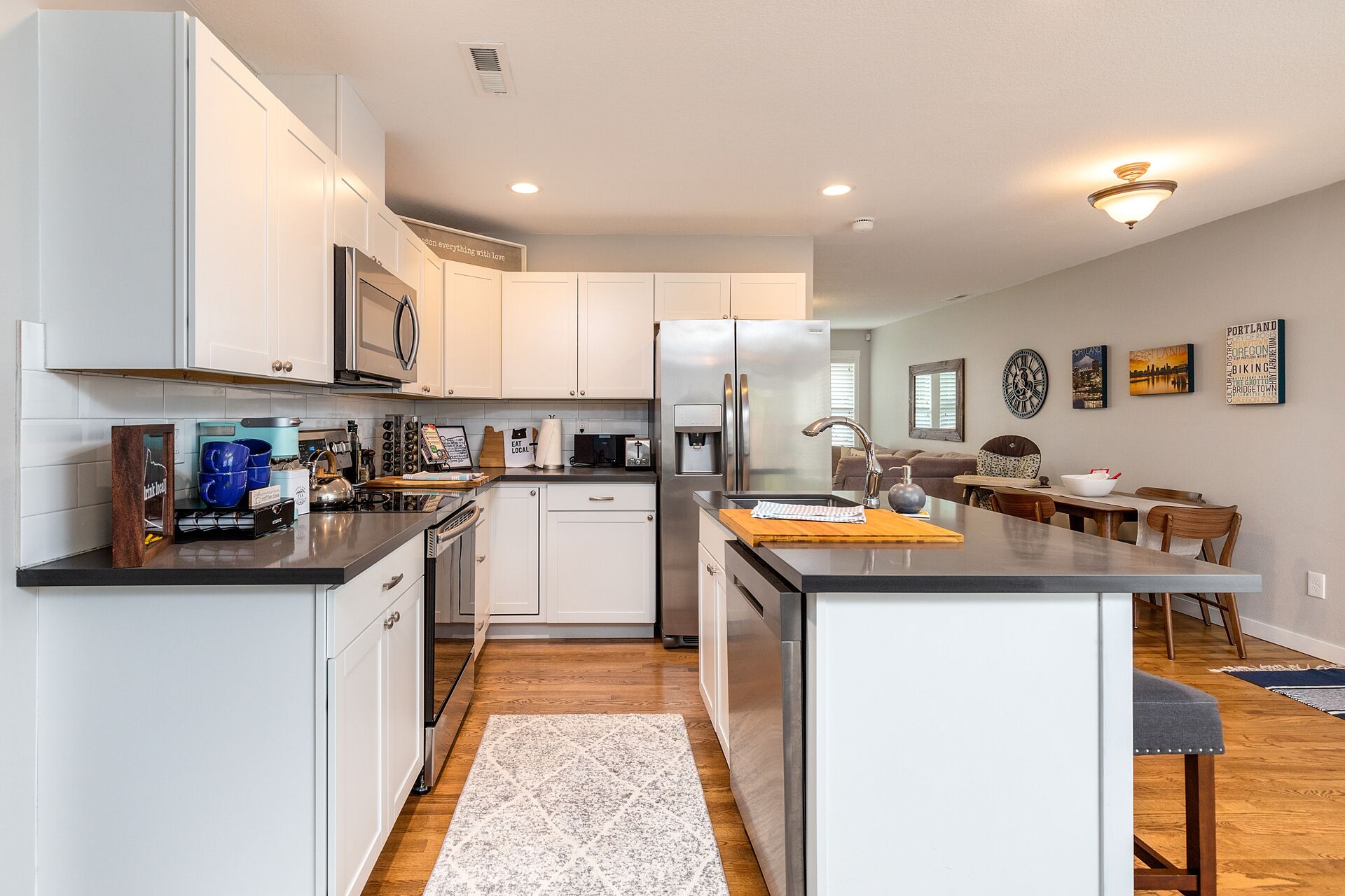 Updated, comfy home with central A/C. Between  DTWN & Multnomah Falls. Near PDX 