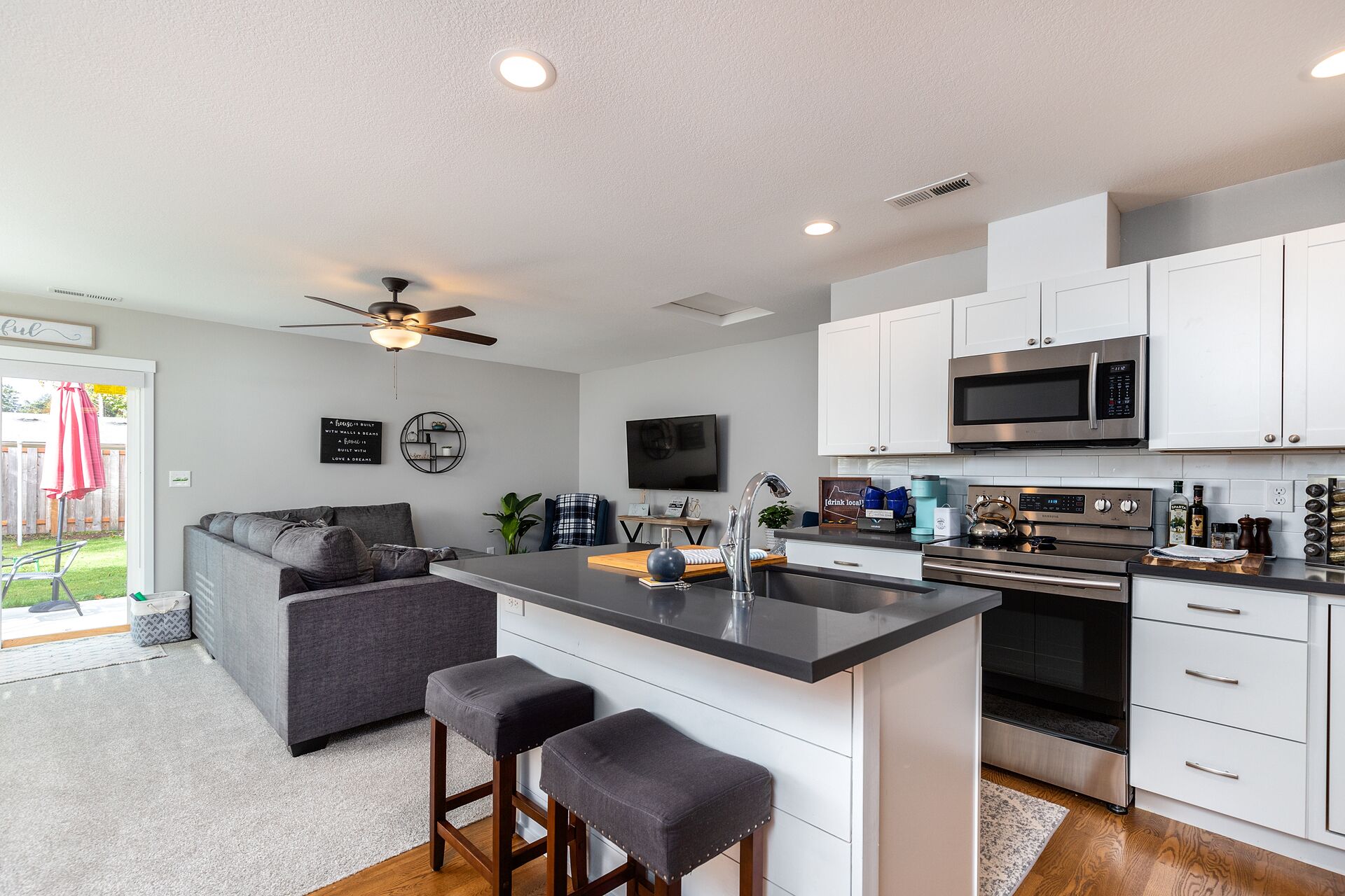 Updated, comfy home with central A/C. Between  DTWN & Multnomah Falls. Near PDX 