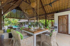 Outdoor dining - Tropical 3 bedrooms villa, 650m from beach, 1200m2 garden (Batu Belig)