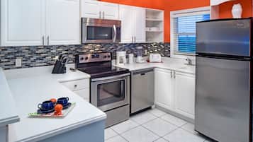 Frigorífico, microondas, horno y lavavajillas