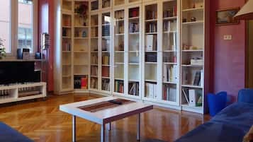 TV, lettore DVD, libri, biblioteca musicale