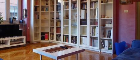 Télévision, lecteur de DVD, livres, médiathèque