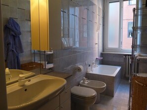 Badewanne, Haartrockner, Bidet, Handtücher