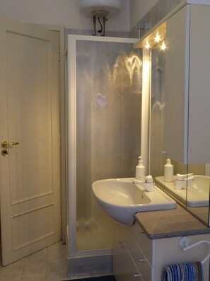 Badewanne, Haartrockner, Bidet, Handtücher