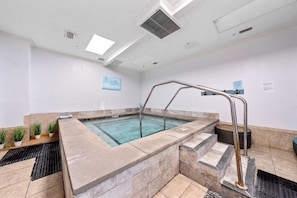 Una piscina cubierta