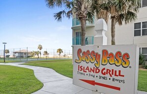 Indicador de Sassy Bass Island Grill, amb un camí que hi convergeix.