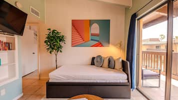 1 habitación, escritorio, tabla de planchar con plancha y cuna de viaje