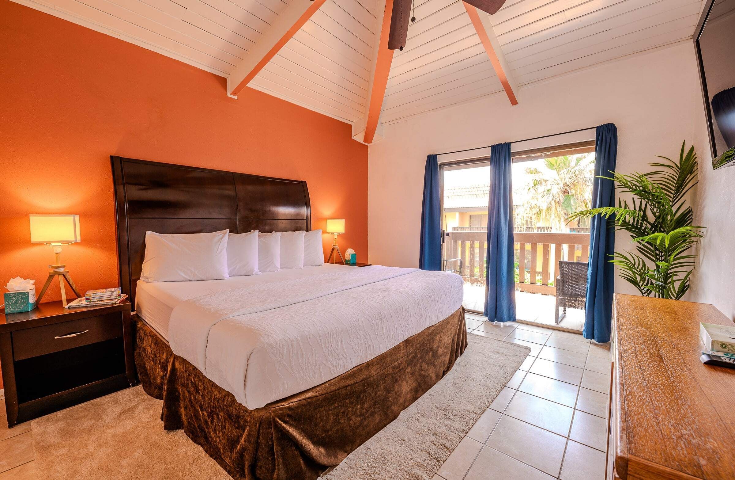 1 slaapkamer, een bureau, een strijkplank/strijkijzer, reisbedje