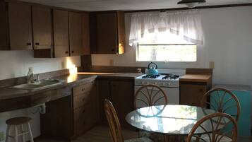 Refrigerador, horno, parrilla de estufa y cafetera y tetera