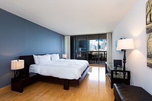 1 slaapkamer, een bureau, een strijkplank/strijkijzer, reisbedje