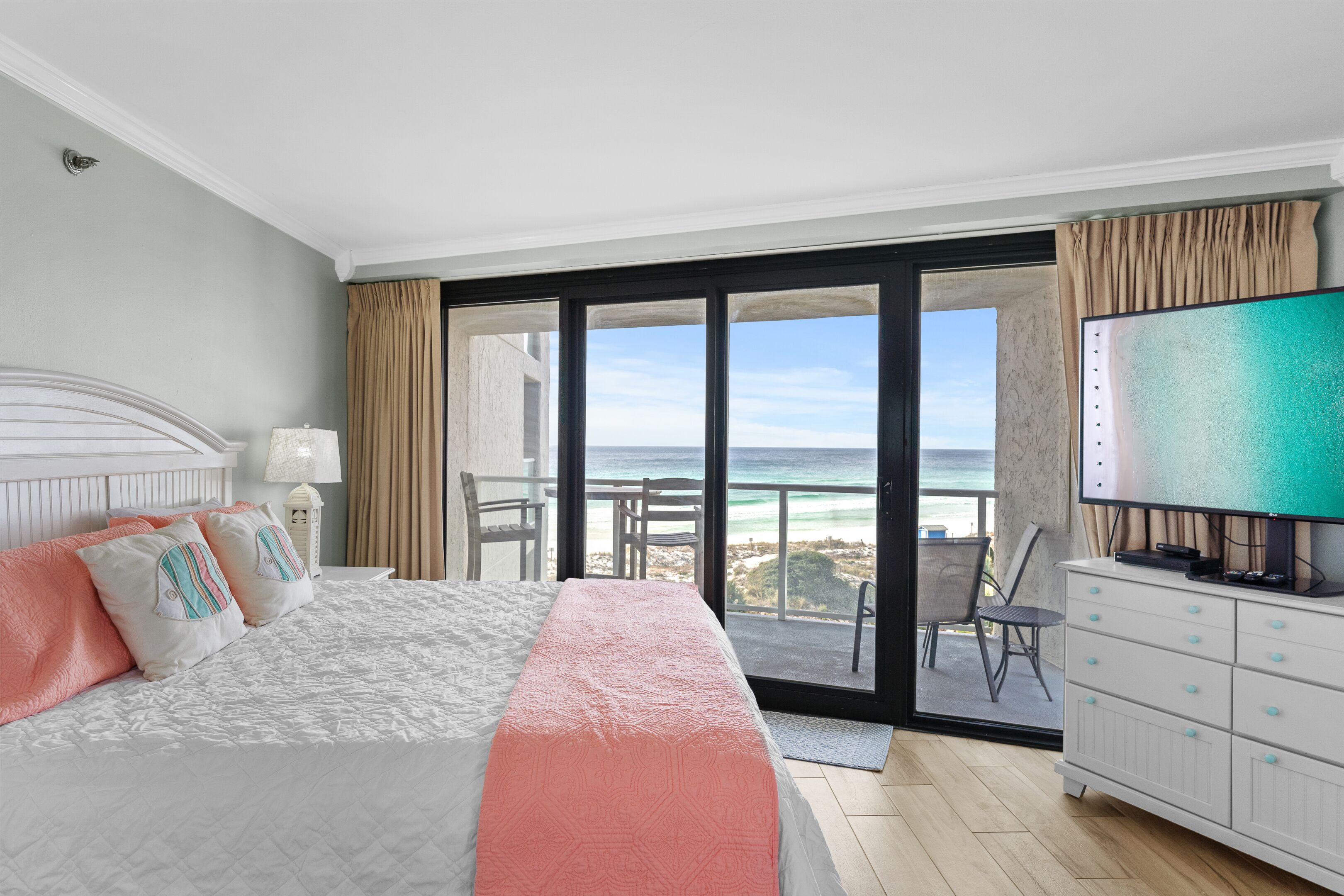 Beachfront Condo! Late Summer Avail! Beach, Pool, Kitchen, Washer/Dryer, Tram