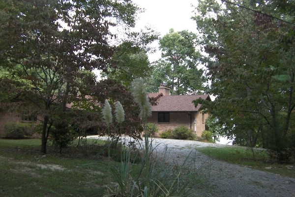 house and driveway from road