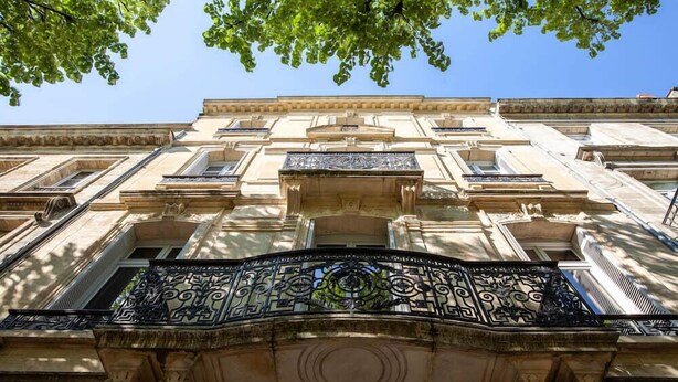 A building facade with ornate balconies and classical architectural details. - Comfortable and clear studio in the heart of Bordeaux (Bordeaux)