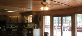 Ponderosa Pines Lodge, Beautiful and Spacious Home, Pet friendly,  sleeps 13