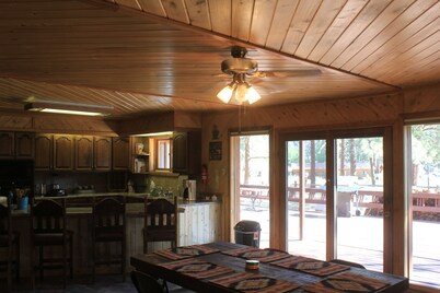 Ponderosa Pines Lodge, Beautiful and Spacious Home, Pet friendly, sleeps 13